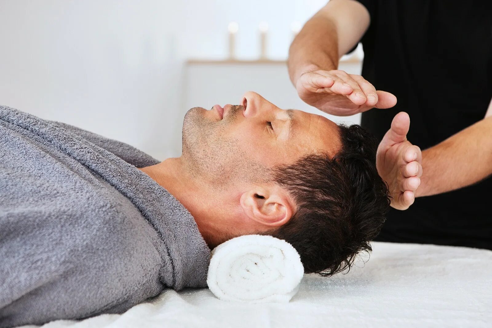 Затылку лечение. Reiki Healing сеанс. Релаксация это что в медицине. Рейки терапия. Энергетическая терапия.