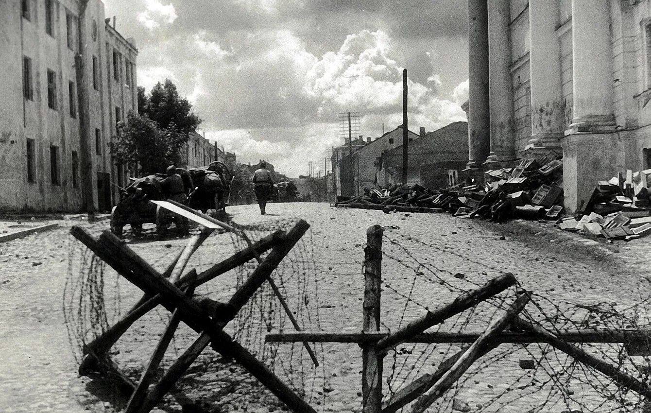 Город калинин оккупация. Оккупация Твери в 1941. Город Калинин 1944 год. 1944 Витебск июнь. Калинин оккупация.
