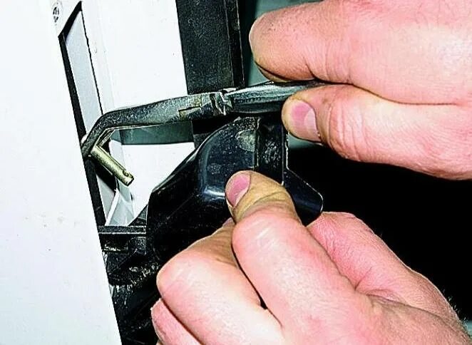 Замок сдвижной двери соболь 2752. Замок сдвижной двери соболь 2752. Заглушка ручки боковой двери газель. Как поменять ручку двери газель. Тяга ручки двери газель бизнес.