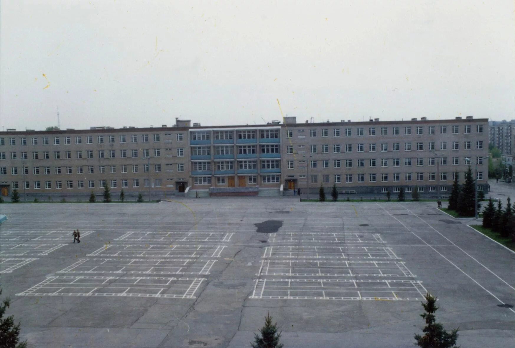 Армейский плац. Армейский плац. Армейский плац. Армейский плац. Ходить по плацу.