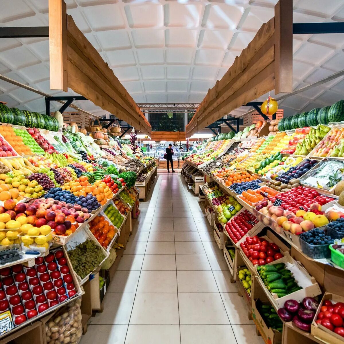 Овощи на рынке. Овощной рынок. Продуктовый рынок. Торговля оптовая фруктами и овощами. Москва рынки овощей