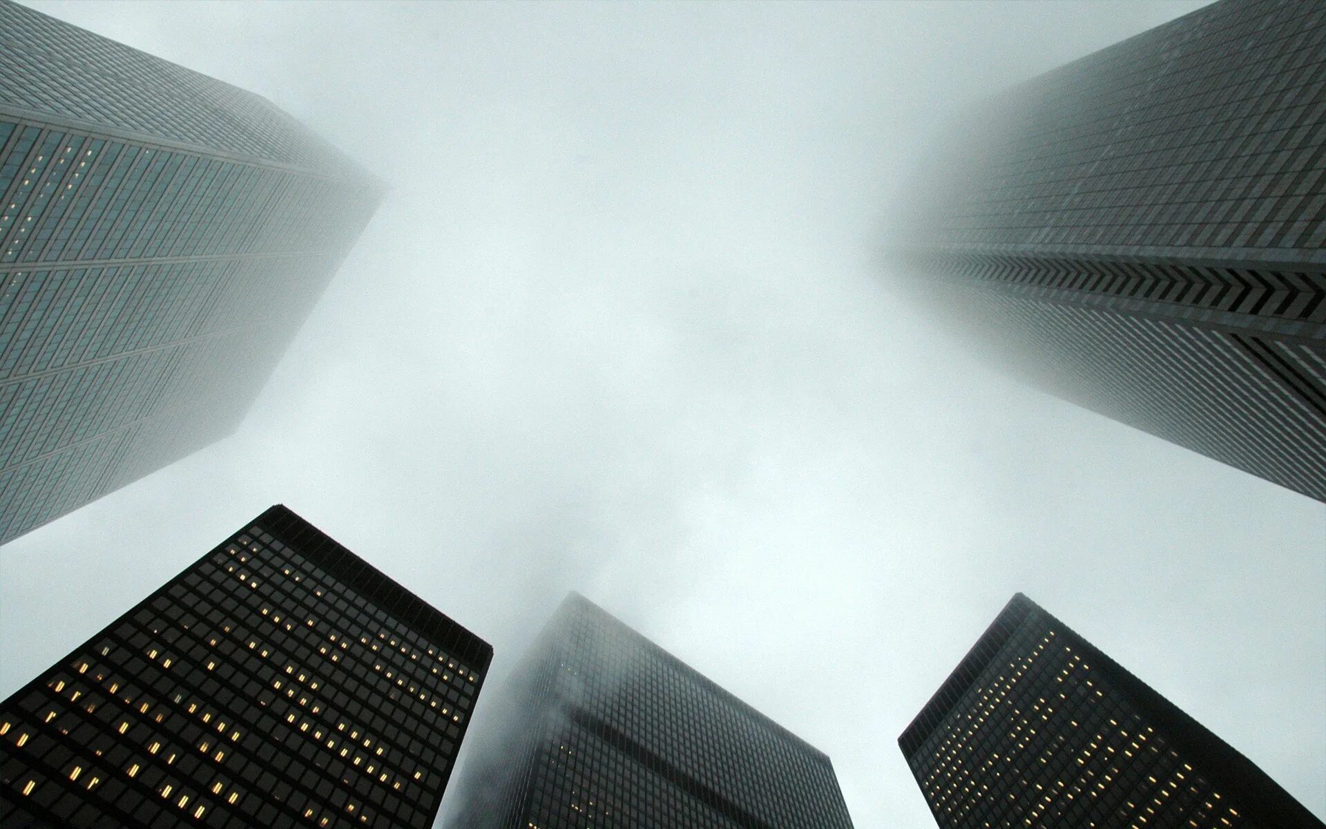 Обои снизу. Небоскребы вид снизу. Город в тумане. Фон для рабочего стола архитектура. Небоскребы Минимализм.