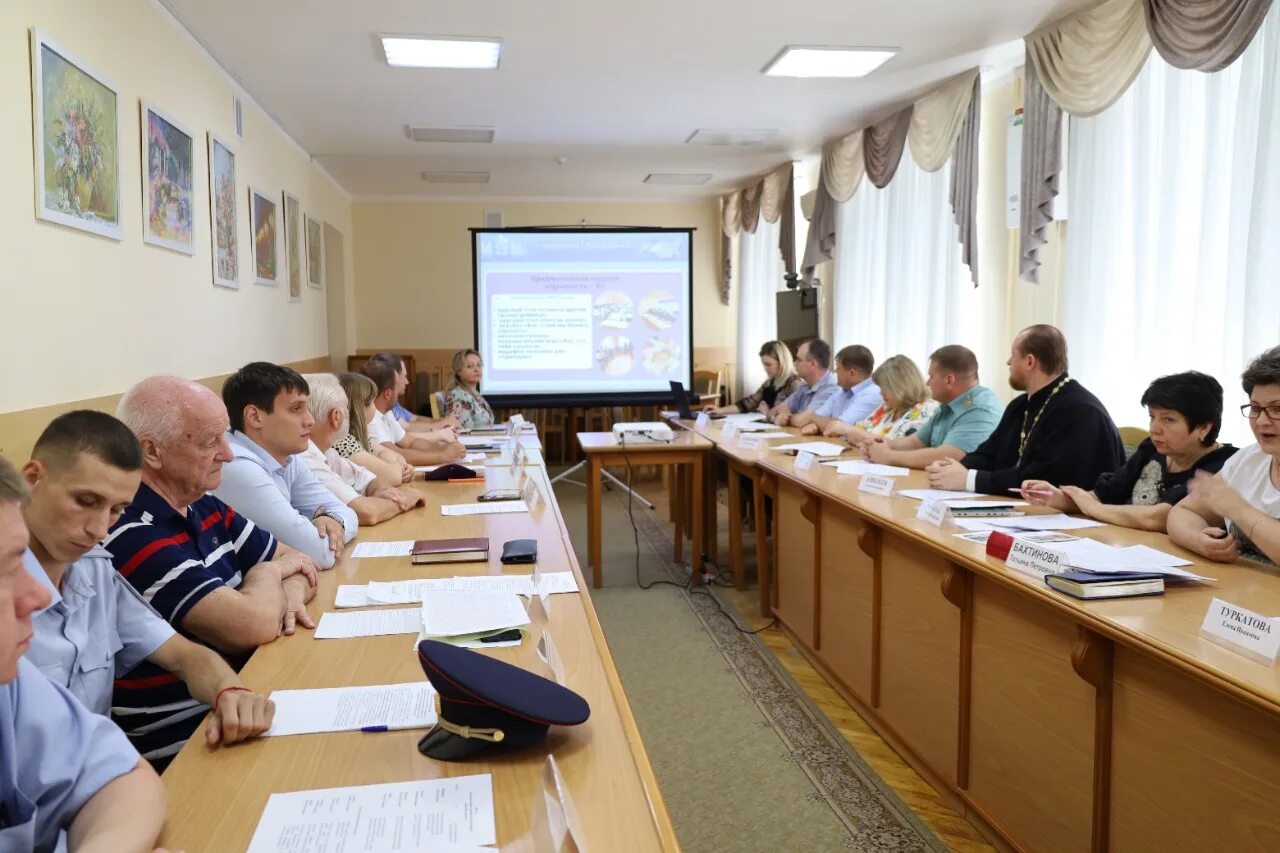 Новости г новошахтинск ростовская область. Роман амплеев новошахтинск. заседание комиссии. новошахтинск ростовская область. кдн новошахтинский.
