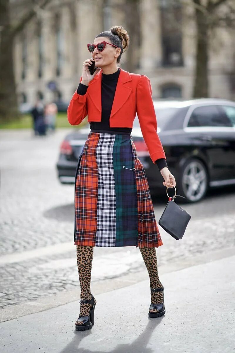 Образ в клетку. Тартан стрит стайл. Принт клетка Burberry стритстайл. Свитер тартан стрит стайл. Образы с юбкой в клетку.
