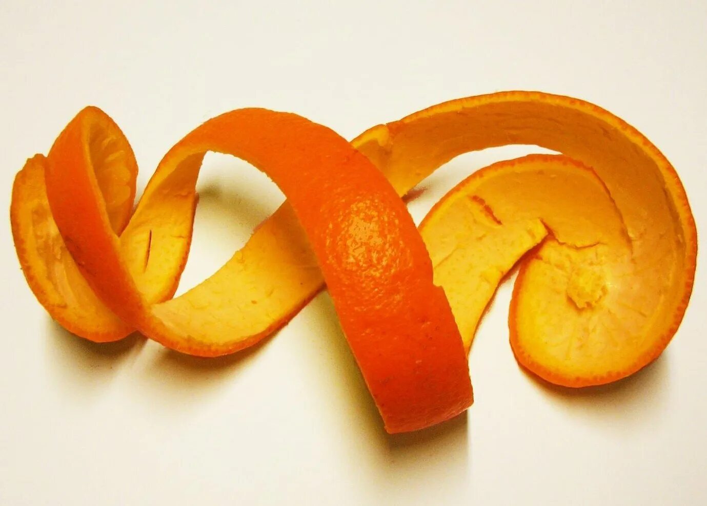 Кожура плодов. Кожура апельсина. Кожура цитрусовых плодов. Нарезанные апельсиновые корки. Шкурка от апельсина.