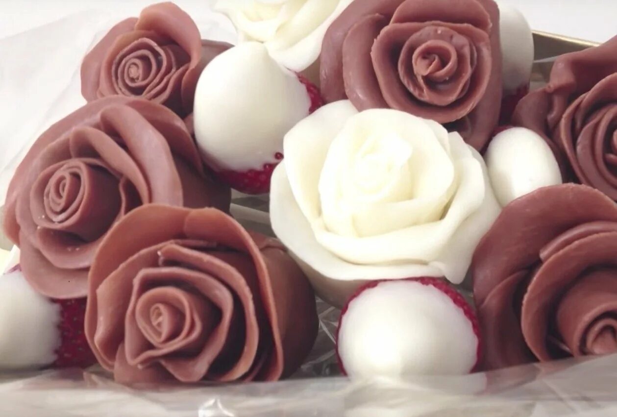 Шоколадные розочки. Шоколадные розы. Розы и шоколад. Розы из шоколада. Розы из шоколада своими руками.