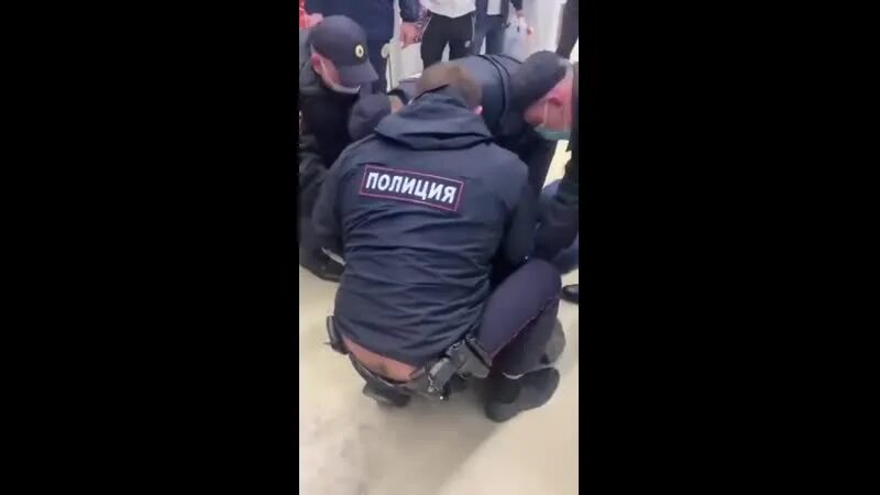 Нападение на сотрудника полиции в санкт-петербурге. Дагестанцы избили парня в метро в москве. Вера из кемерово пехтелева. Подросток напал на женщину. Охранник в общежитие.
