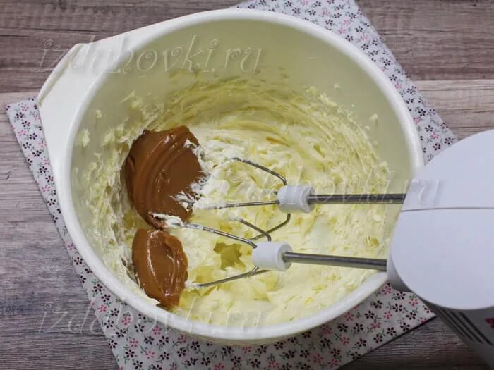 масляный крем со сгущенкой. крем для наполеона со сгущенкой. заварной крем для наполеона. крем для наполеона со сгущенкой вареной. крем для наполеона с вареной сгущенкой.