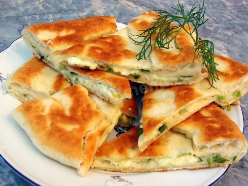 Хачапури на сковороде. Хачапури по тбилисски. Хачапури с сыром на сковороде.