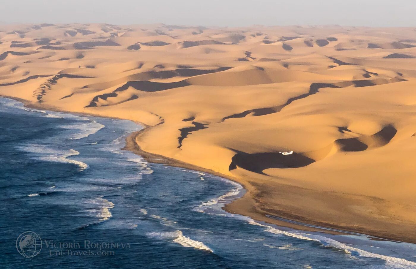 Приокеаническая пустыня. Пустыня Намиб берег скелетов. Намибия пустыня Намиб. Побережье пустыни Намиб. Пустыня Намиб и Атлантический океан Намибия.