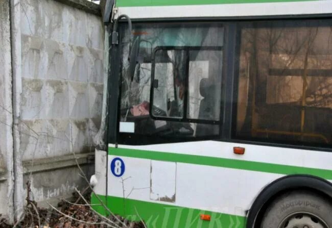 В автобусе было 13. Люди в автобусе. дтп в ростовской области. автобус номер 13.