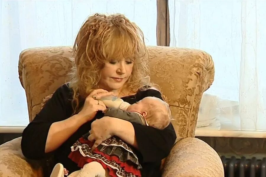 пугачева. пугачева 2024. пугачева наговорила михайлову. пугачева. замок пугачева и галкин.