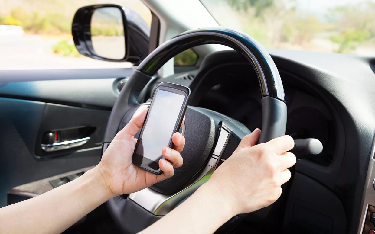 Разрешается водителю пользоваться телефоном во время движения. Телефон за рулем. Гаджеты за рулем. Мобильники за рулём. Человек за рулем с телефоном.