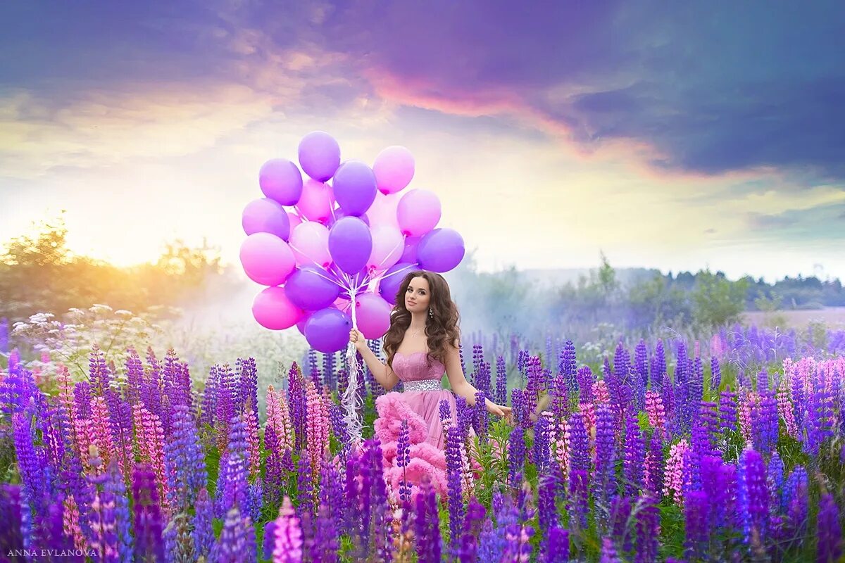 Фиолетовые цветы шарами. Фотосессия в люпинах. Фотосессия с шарами. Фотосессия в люпинах с шарами.