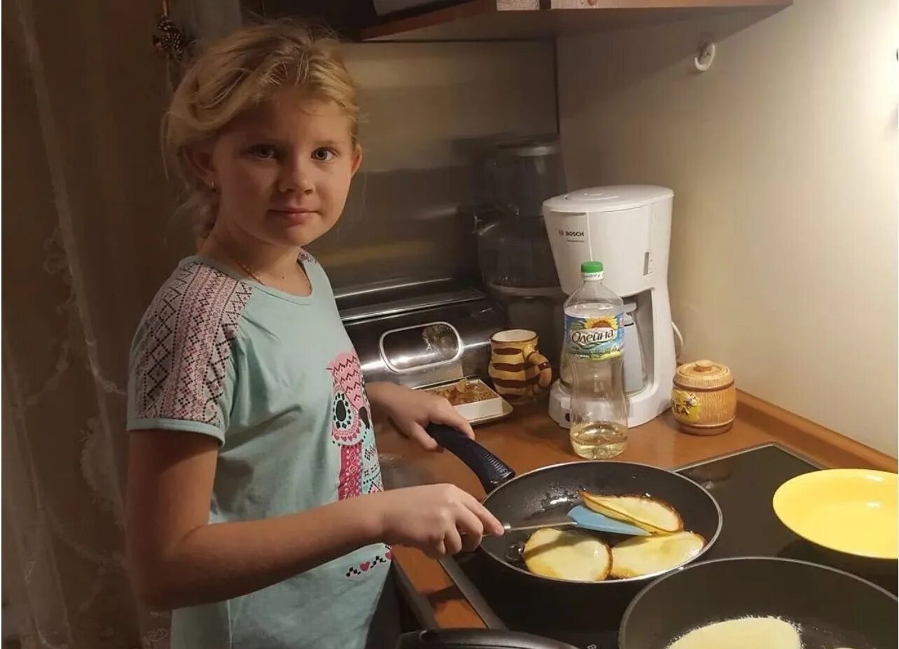 Кухня для детей. Девочка готовит. Готовка с детьми на кухне. Хозяюшка с детьми. Что можно делать 1 дома