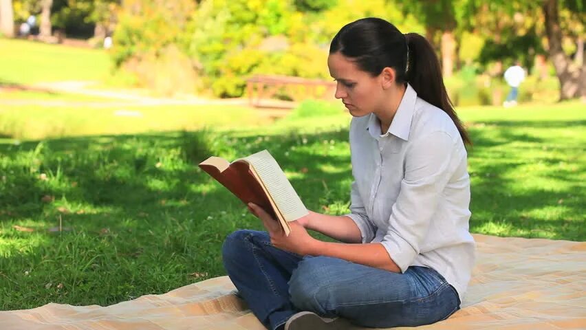 Наслаждение книгой. Woman reading book. Woman шт skirt sitting on the steps and reading a book. Чтение книги Сток видео. She s reading now