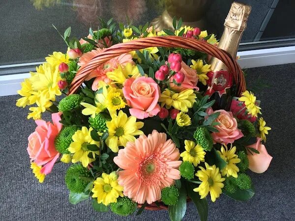 Цветы майкоп. Цветочная майкоп цветочная. Цветочный магазин майкоп. Сборный букет с эустомой в коробке. Цветочный магазин майкоп.