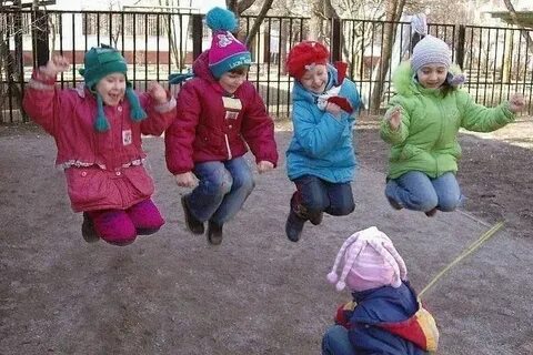 Дети весело играли на улице
