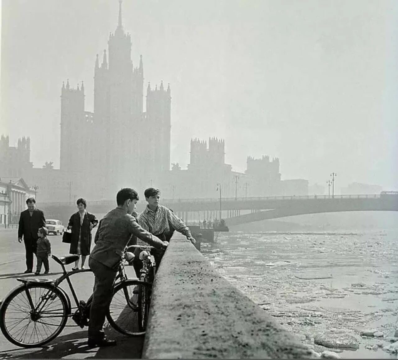 Котельническая набережная 1950. Москва река 70е годы. Москва 1963. Москва СССР. Город я шагаю по проспекту