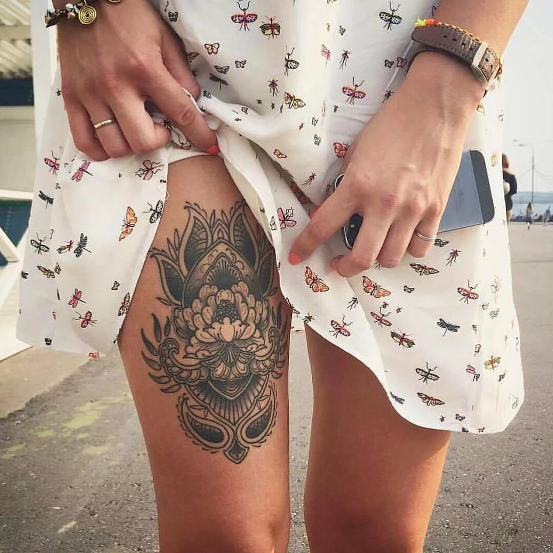 Тату на бедре. Красивые тату для девушек. Тату наруее для девушек. Популярные женские тату. Интересные тату для женщин.