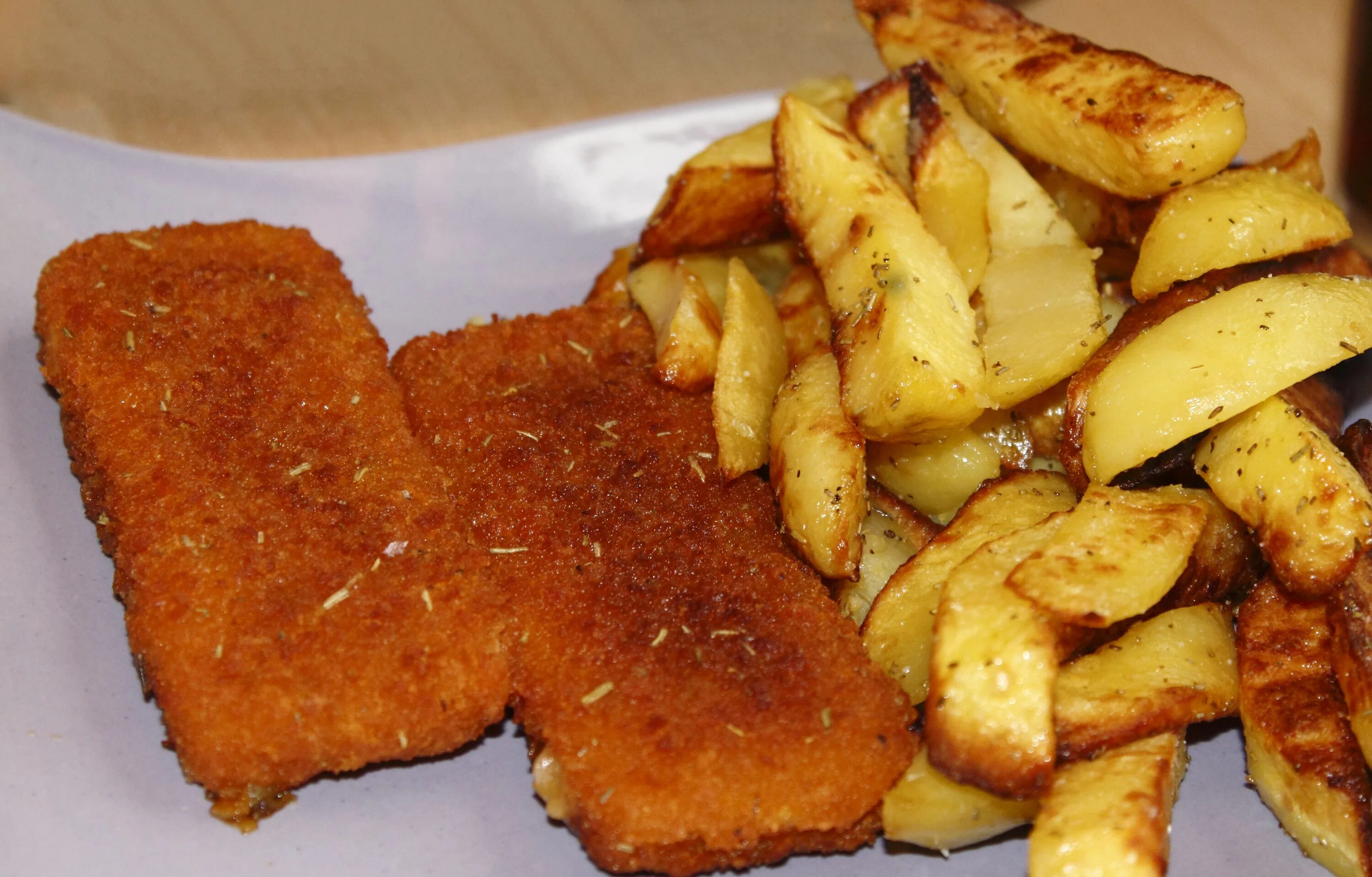 Рыба с жареным картофелем. Жареная картошка с жареной рыбой. Жареная рыба с картошкой. Жареная картошка с рыбкой.