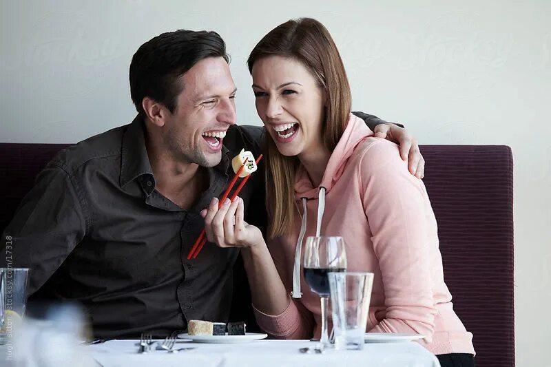 Фото пара суши фильм. Fun sharing. Co working space high quality. Мультяшные летние каникулы. Семья за компьютером.