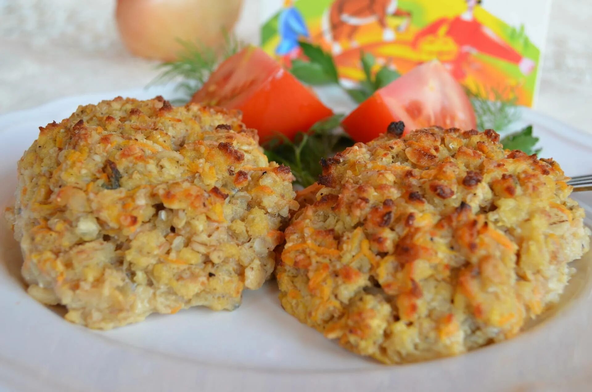 Котлеты с геркулесом. Куриные котлеты с геркулесом. Домашнее овсяные котлеты. Котлеты куриные с геркулесом. Котлеты с геркулесом и фаршем.