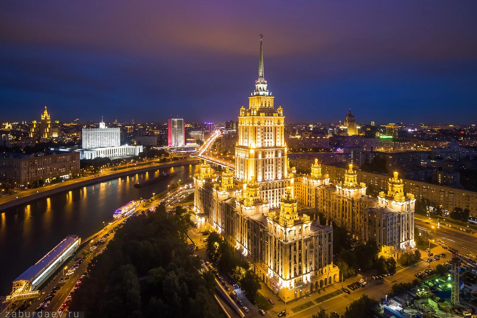 Свет столицы москва. Сталинские высотки в Москве гостиница Украина. Сталинская высотка Рэдиссон. Высотка гостиница Украина. Отель Украина сталинская высотка.