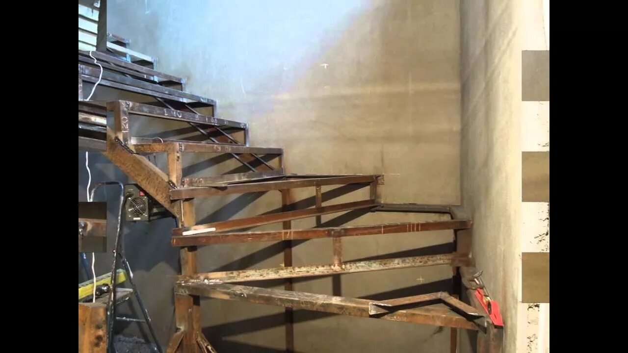 Лестница из швеллера с забежными ступенями. Металлическая лестница на второй этаж с забежными ступенями. Лестница из швеллера 100мм. Лестница с тремя забежными ступенями на 90 из швеллера.