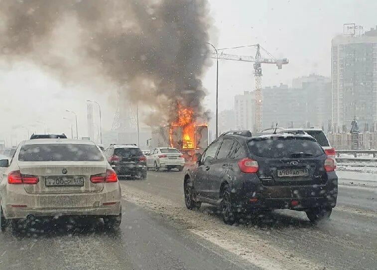 В санкт-петербурге на кад горит фура. Фура загорелась на каде. Сгоревший мост. На окружной горит автомобиль. Сгорел автобус в санкт петербурге.