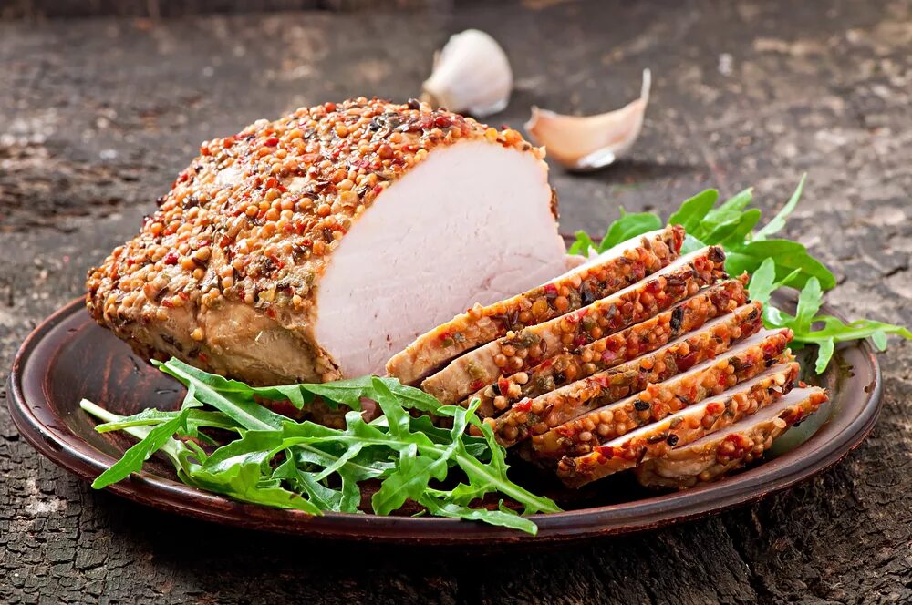 Мясо со специями в духовке. Горячие мясные блюда. Кусок свинины в духовке. Запеченное мясо в духовке. Мясо со специями в духовке.