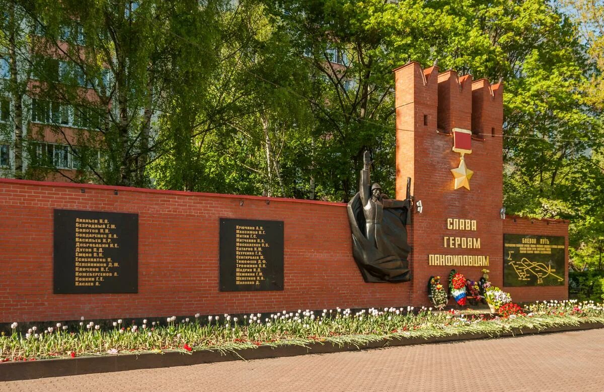 Мемориал в москве. Московских памятников мемориалов. Московских памятников мемориалов. Обелиск парк победы москва. Мемориальный комплекс на поклонной горе в москве.