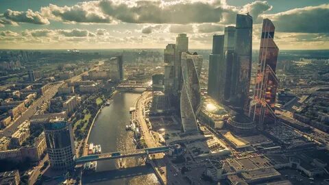 В городе в настоящее время 48400 жителей