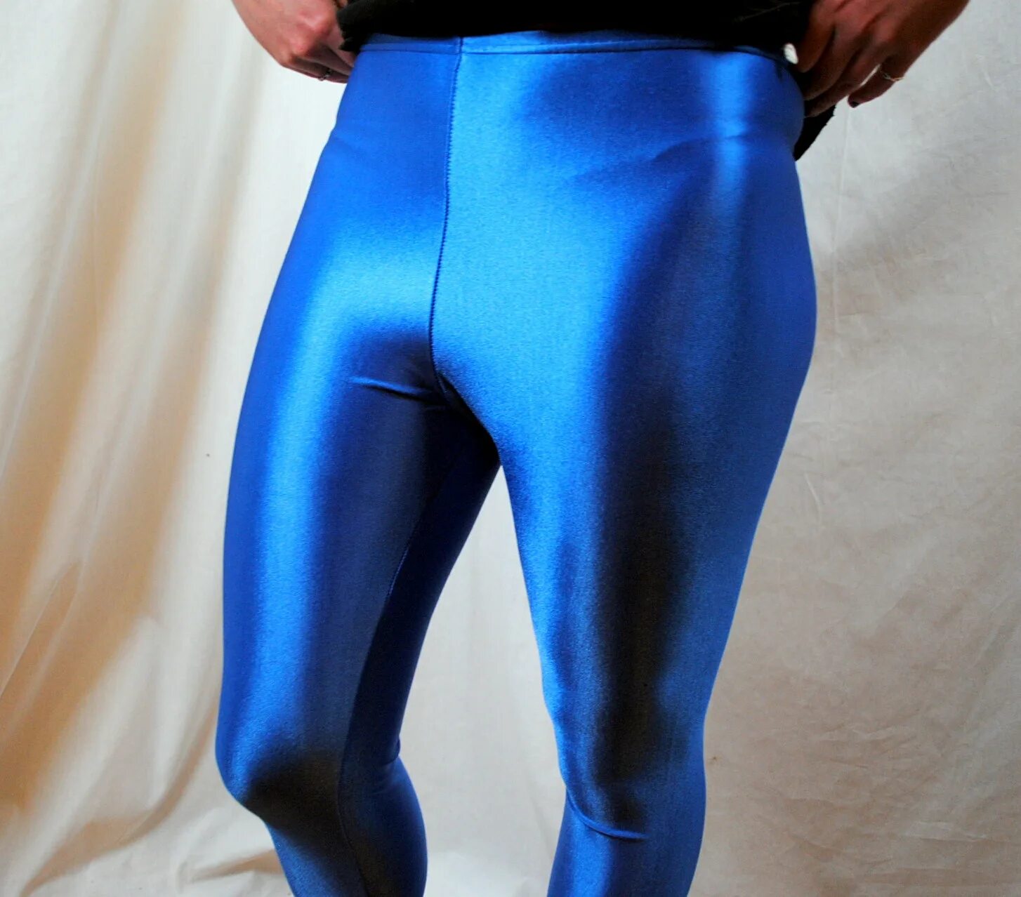 Женщины в спандексе. Девушки в блестящих лосинах. Уна стаббс в молодости в леггинсах. Спортивная одежда из спандекса. Платье из спандекса.