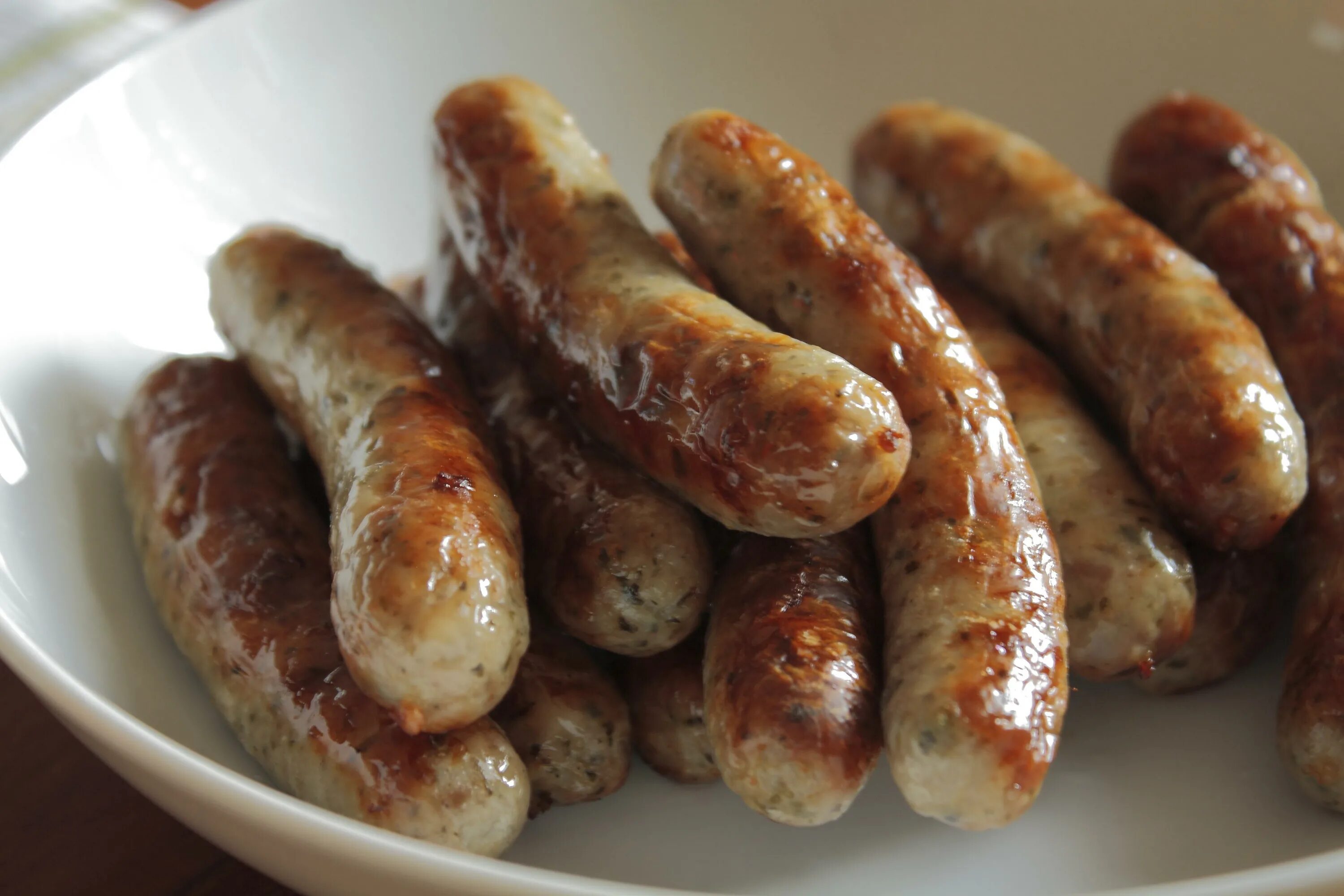 Сколько жарить купаты на сковороде свиные. Купаты свино говяжьи. венские купаты. купаты армянские. сосиски купаты.