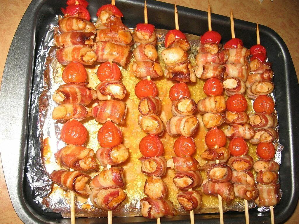 мясные рулетики на шпажках. шашлык из филе курицы в духовке на шпажках. куриное филе с беконом на шпажках. закуски на палочках. куриная грудка на шпажках в духовке.