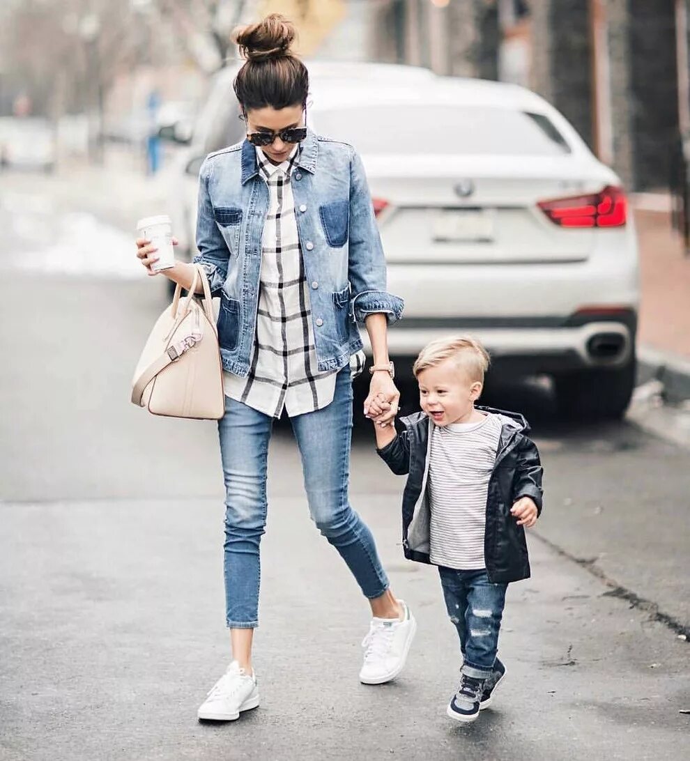 Стильная мама. Стильная мама с ребенком. Одежда для прогулок с ребенком. Стильный образ для мамы.