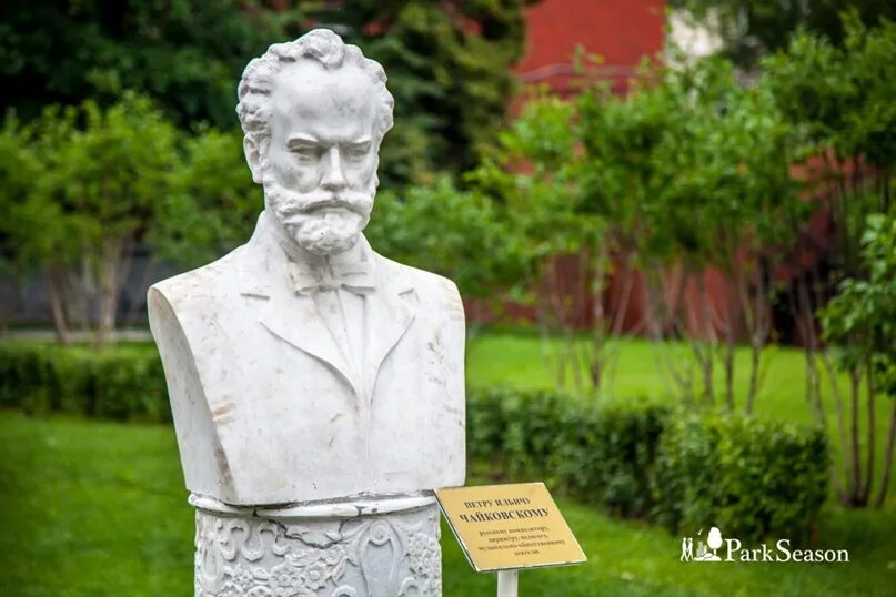 Памятник виктору гюго в саду эрмитаж. Бюст чайковского в санкт-петербурге. Бюсты в саду эрмитаж. Бюсты в саду эрмитаж. Бюст чайковского.