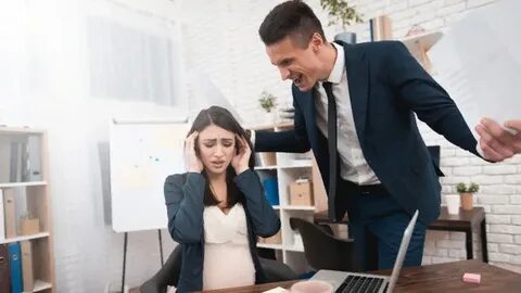Девушка отвлекает от работы