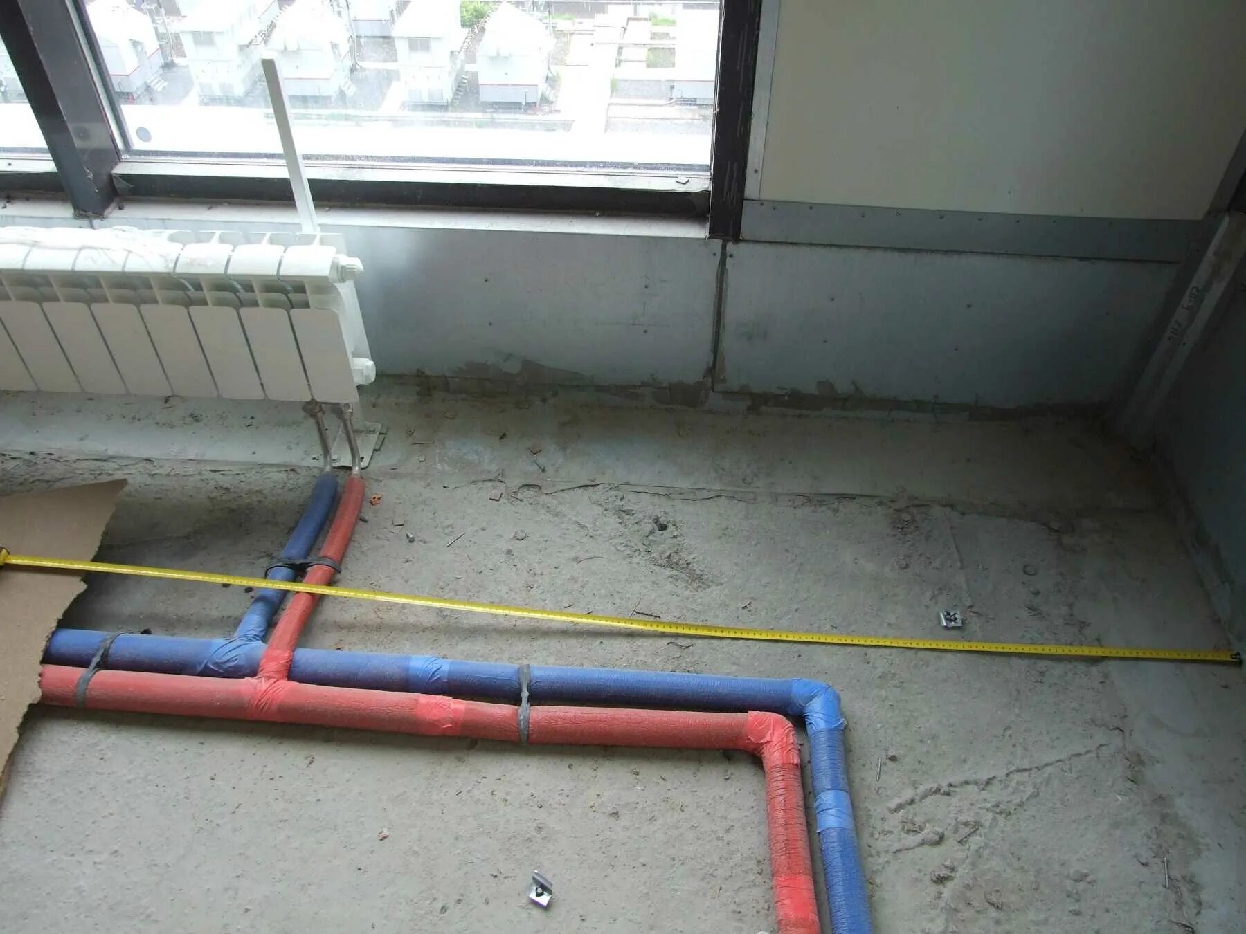 Где в полу труба. Прокладка отопления в полу. Прокладка сшитого полиэтилена под полусухую стяжку для отопления. Где в полу труба. Полистирольная система водяного теплого пола.