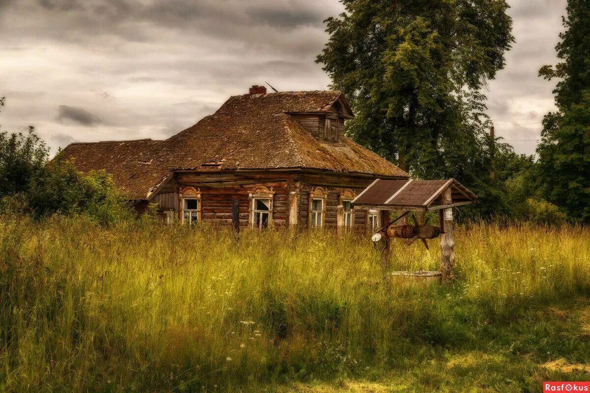 В 2 соседних деревнях. Домик в деревне. Деревенский домик. Старый домик. Старый дом в деревне.