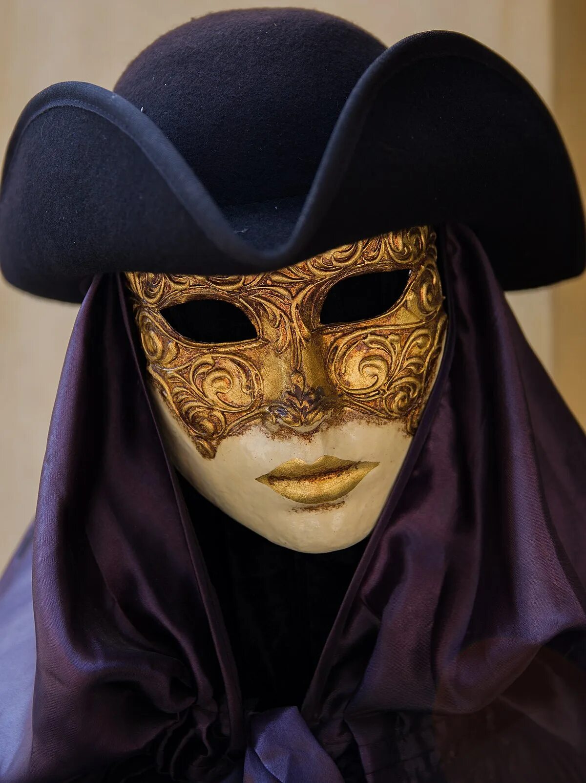 Маска. Педролино Венецианский карнавал. Венецианский карнавал маска Моретта. Баута Вольто. Венецианский маскарадный костюм Вольто.