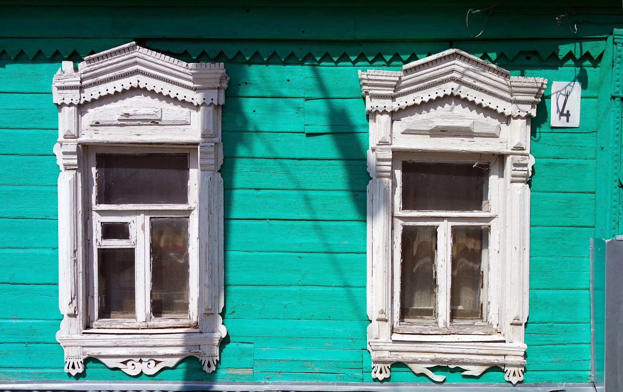 Дома старого образца. Деревянные наличники. Наличники старинные. Старинные окна. Старые наличники на окна.