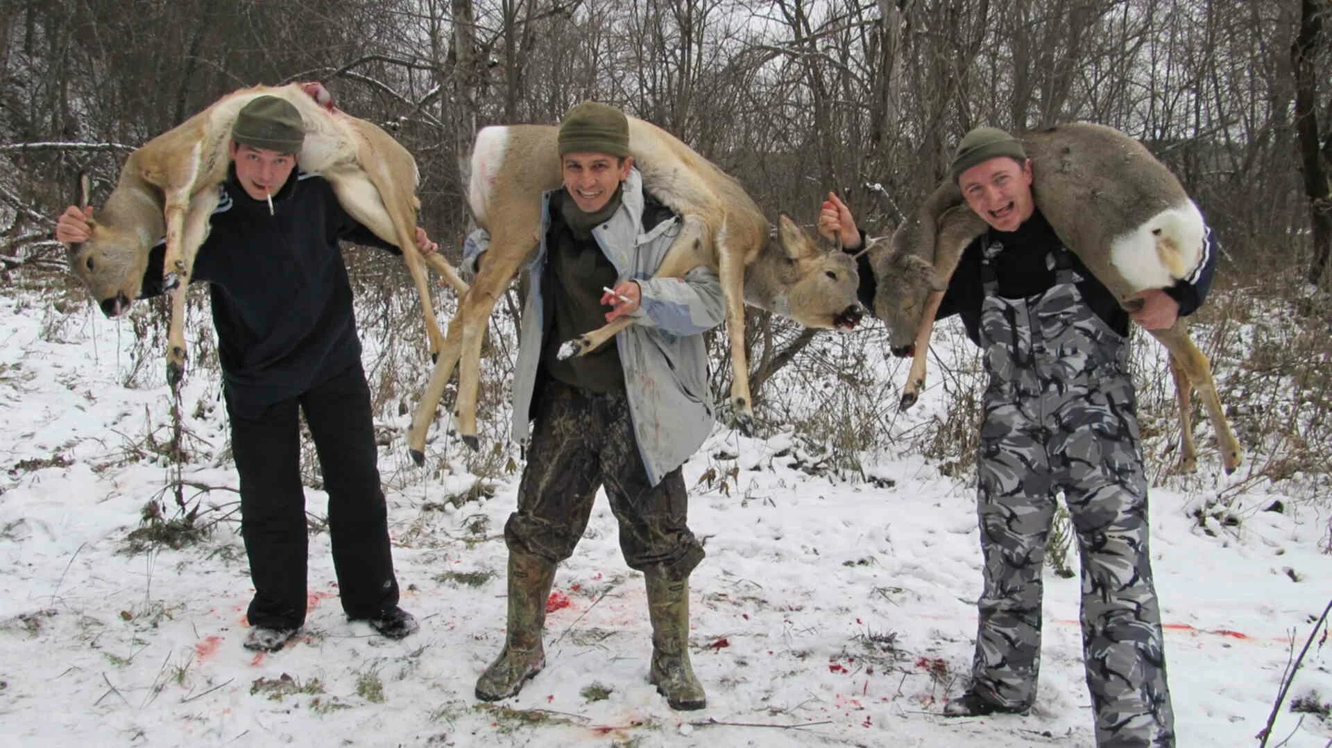 Мужики охотятся на девушек в костюмах оленей. Охотники разделывают добычу.