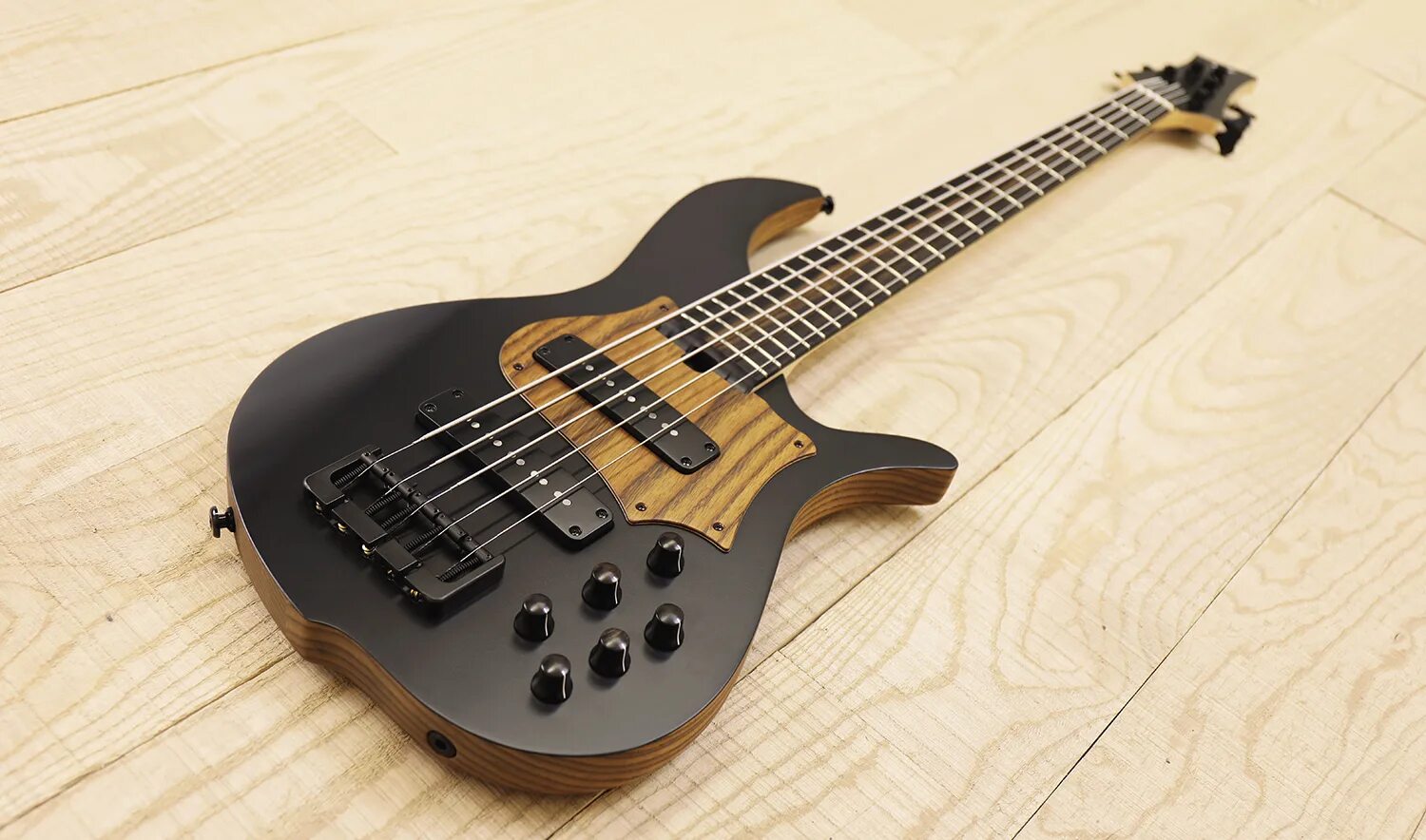 F bass. F Bass bn5. Bn5f. Ibanez Black Noise bn5. FBASS bn5 с плоскими струнами.