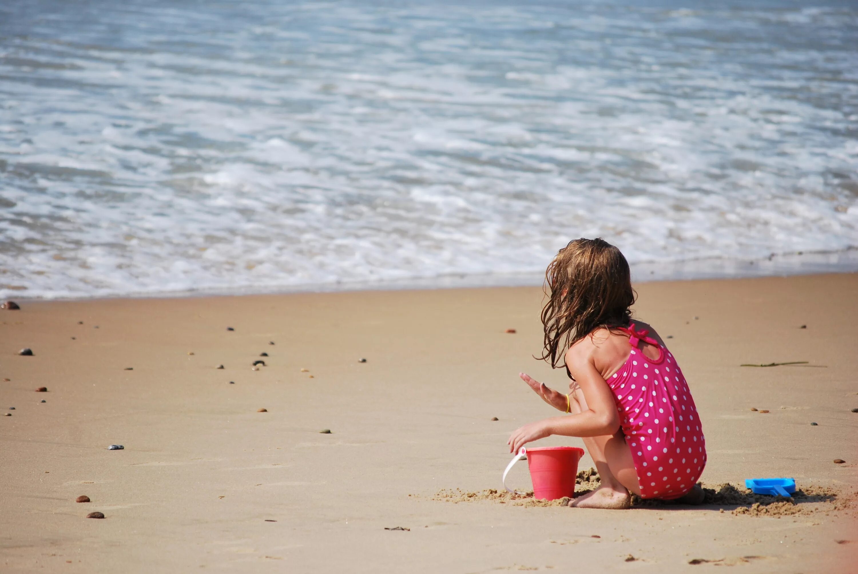 Девочка на море. Дети на море. Малыш на пляже. Маленькие дети на море.