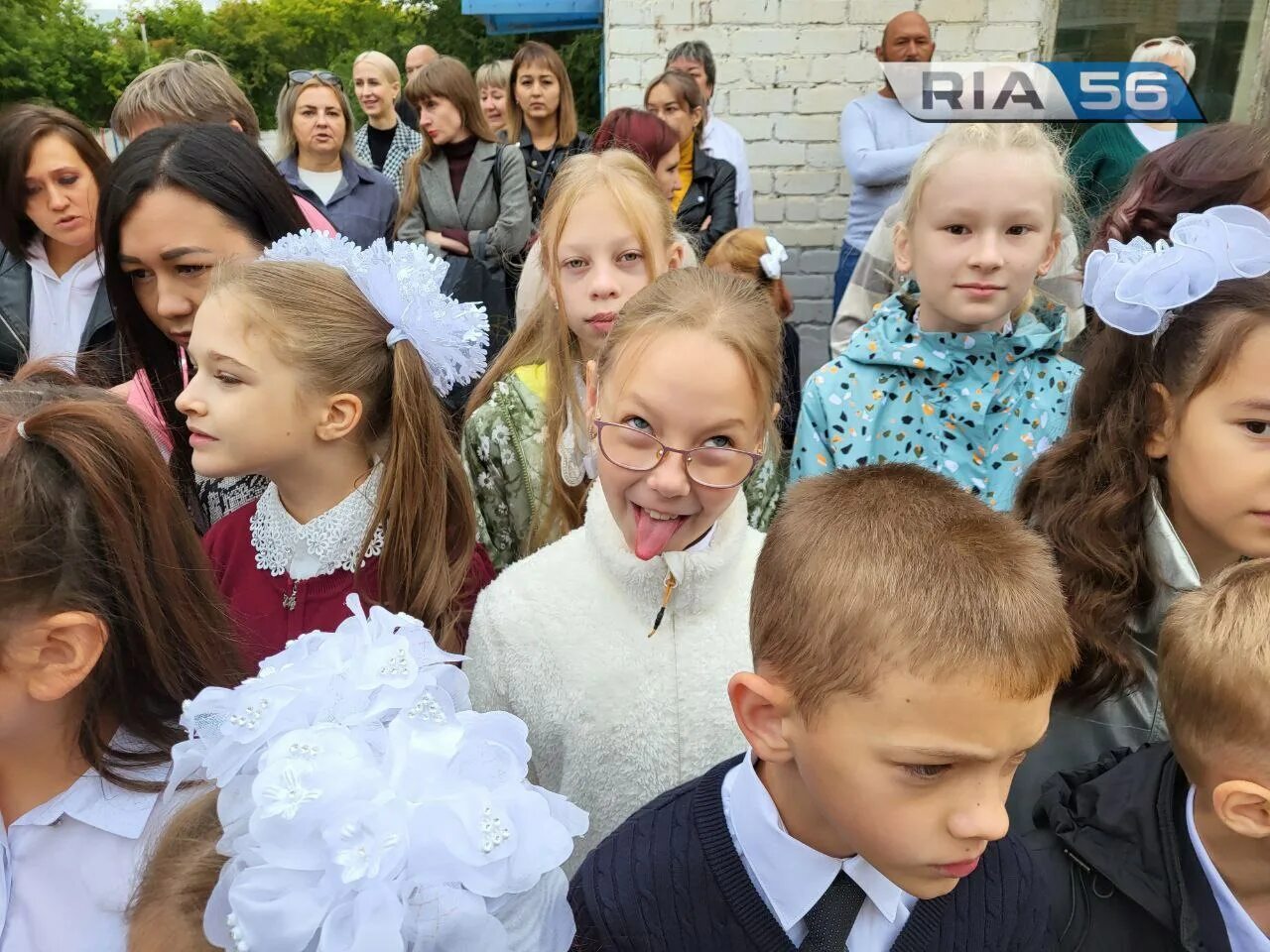 Школа 15 оренбург. Школа линейка 11 класс. 1 Сентября фото. Школа в Южном Оренбург. Школа 56 Оренбург.