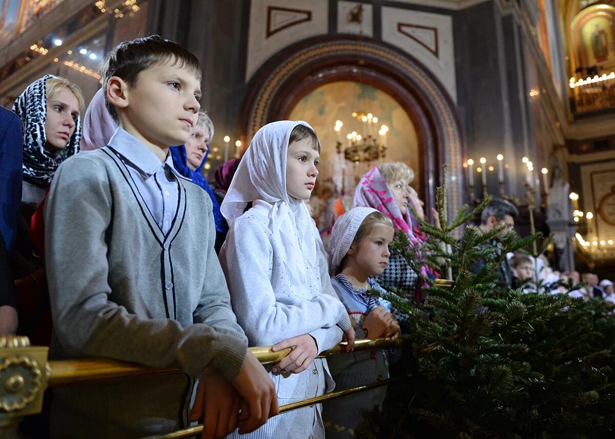 Есть ли служба в церкви. Рождество Церковь. Дети в храме. Рождественская служба в храме. Дети в православном храме.
