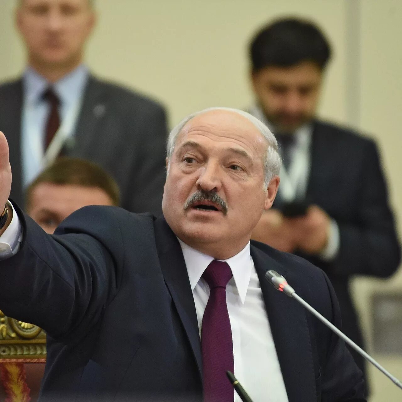 Лукашенко санкции. Лукашенко. лукашенко кулак. лукашенко грозит кулаком. лукашенко кричит.