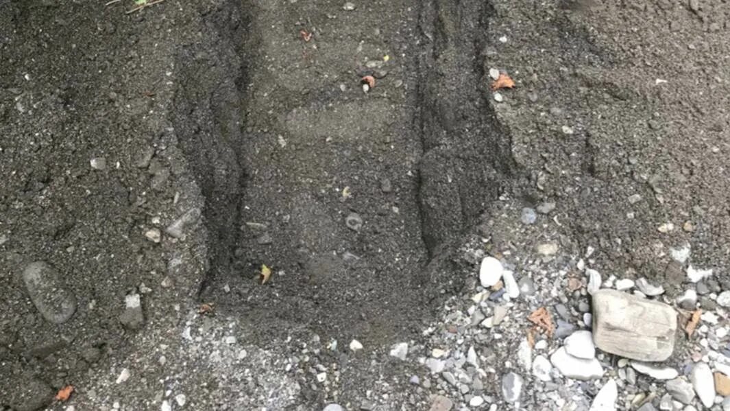 Закопанное место в огороде. Неожиданные находки в лесу. Закапывание живым в землю. Откопанные рельсы. Клад в камне.